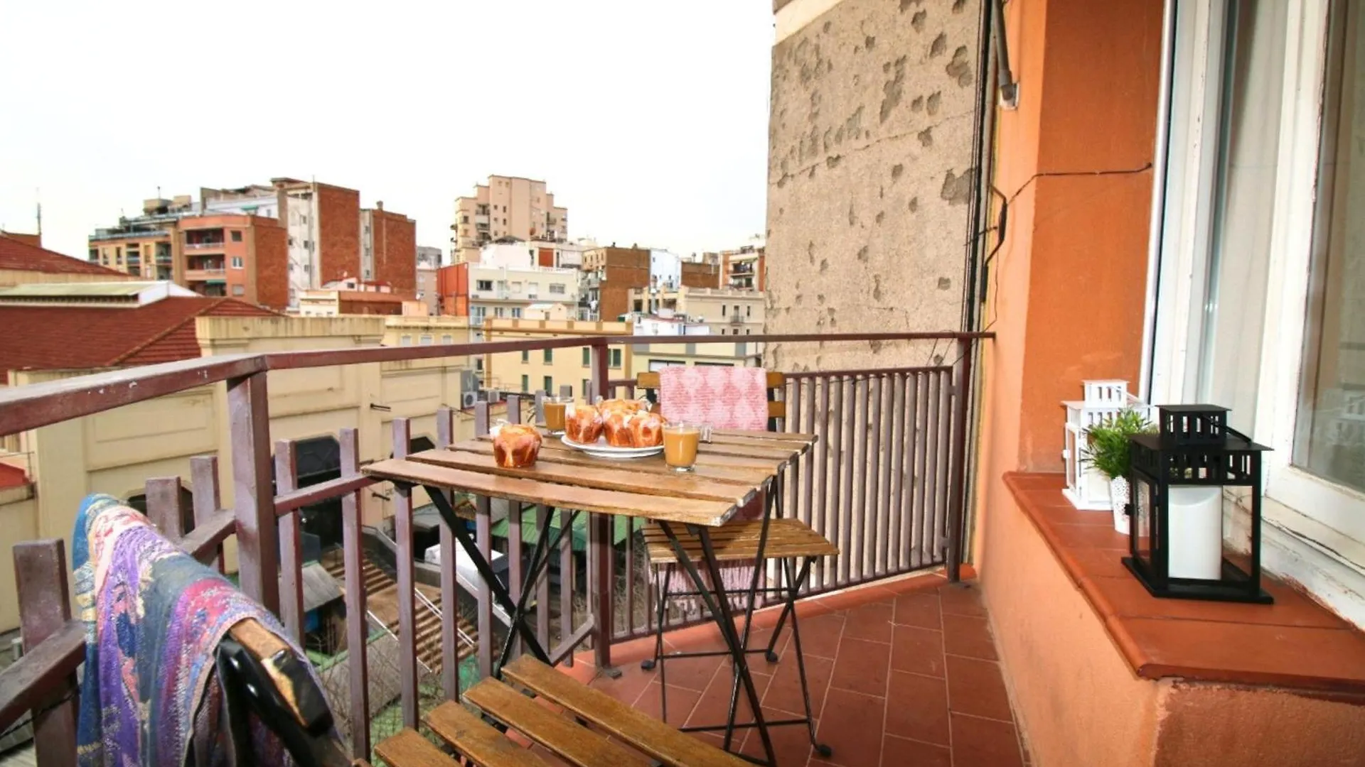 Located Close To The Metro, Perfect For 6 People location